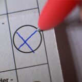 Auf einem Wahlschein wurde mit einem roten Kugelschreiber ein blaues Kreuz gemacht.