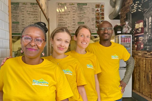 Veye Tatah mit ihrem Team vom Kilimanjaro-Imbiss an der Brückstraße in Dortmund.