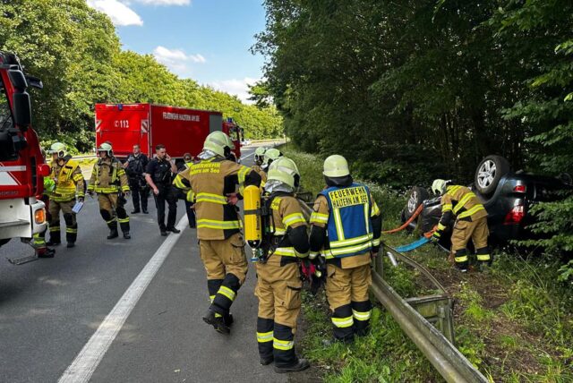 Das Fahrzeug war über die Leitplanke geschossen.