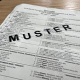 Ein Muster-Wahlbogen zur Europawahl 2024 liegt auf einem Tisch.