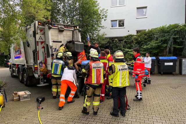 Die Feuerwehr musste einen Arbeiter aus einem Müllfahrzeug retten.