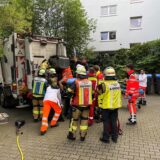 Die Feuerwehr musste einen Arbeiter aus einem Müllfahrzeug retten.
