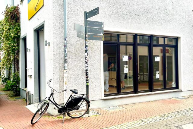 Blick auf die Markenbude, in die man jetzt von zwei Seiten hineinblicken kann.