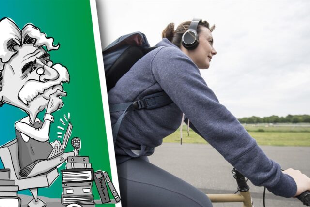 Frau fährt Fahrrad und trägt Kopfhörer dabei.