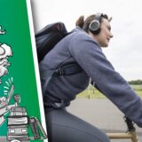 Frau fährt Fahrrad und trägt Kopfhörer dabei.