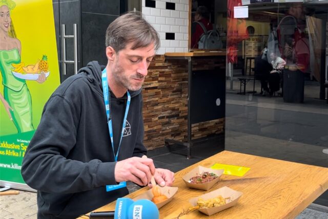 Reporter Tim Schulze testet den neuen afrikanischen Imbiss in der Dortmunder City.
