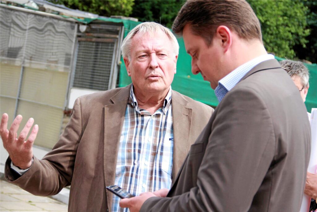 Johannes Beisenherz, Ex-Bürgermeister und heute Tierschutzvereins-Vorsitzender, im Gespräch mit dem amtierenden Bürgermeister, seinem Nachfolger Rajko Kravanja (r.). Johannes Beisenherz, Ex-Bürgermeister und heute Tierschutzvereins-Vorsitzender, im Gespräch mit dem amtierenden Bürgermeister, seinem Nachfolger Rajko Kravanja (r.).