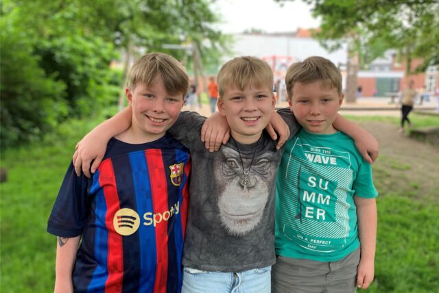 Castrop-Rauxel: Bela, Simon und Leo (v.l.) stehen auf dem Schulhof der Erich-Kästner-Grundschule in Habinghorst. Die drei Jungs sammeln seit zwei Jahren Spenden für ein neues Spielgerät.