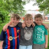 Castrop-Rauxel: Bela, Simon und Leo (v.l.) stehen auf dem Schulhof der Erich-Kästner-Grundschule in Habinghorst. Die drei Jungs sammeln seit zwei Jahren Spenden für ein neues Spielgerät.
