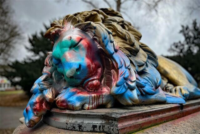 Weil das Löwendenkmal im Westpark immer mal wieder besprüht wird, will die Stadt die Skulptur an einen anderen Ort verlegen und so Reinigungskosten sparen.