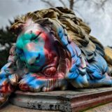 Weil das Löwendenkmal im Westpark immer mal wieder besprüht wird, will die Stadt die Skulptur an einen anderen Ort verlegen und so Reinigungskosten sparen.