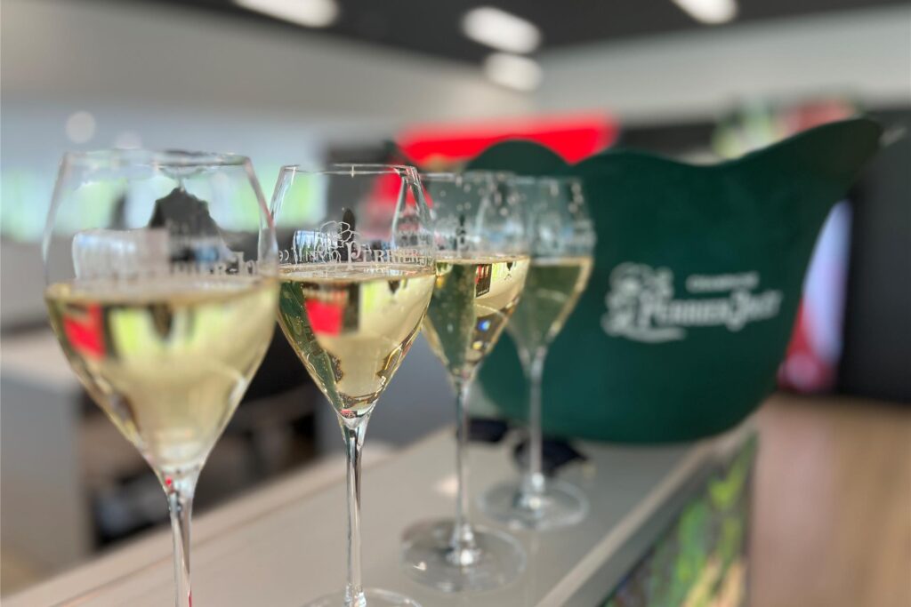 Vier Gläser Champagner stehen auf einer Theke. Vier Gläser Champagner stehen auf einer Theke.