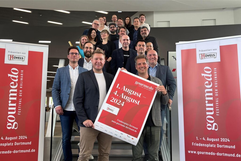 Die Organisatoren und teilnehmende Gastronomen präsentieren das Plakat für Gourmedo 2024 in Dortmund. Die Organisatoren und teilnehmende Gastronomen präsentieren das Plakat für Gourmedo 2024 in Dortmund.