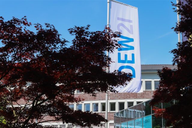 Eine wehende Fahne des Dortmunder Energieversorgers DEW21 vor der Unternehmenszentrale.