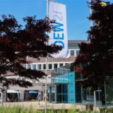 Eine wehende Fahne des Dortmunder Energieversorgers DEW21 vor der Unternehmenszentrale.