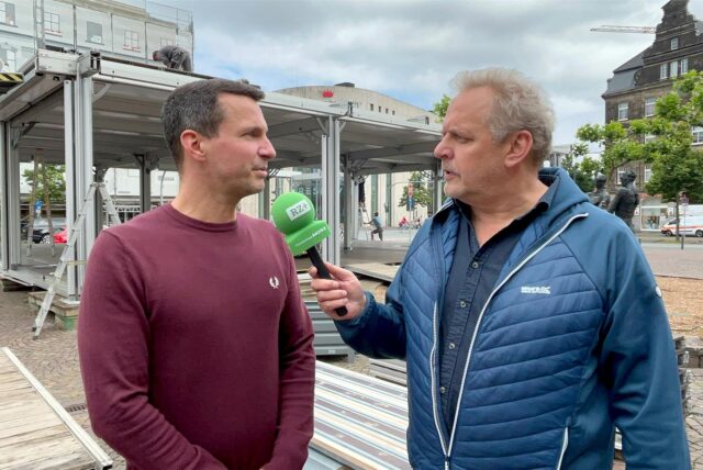 Organisator Marius Ebel (l.) von der Arena Recklinghausen GmbH und RZ-Redakteur Ralf Wiethaup.