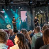 „Seven Cent“ spielt auf einer Outdoor-Bühne.