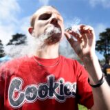 Seit diesem Frühjahr ist Cannabis hierzulande teilweise legal. Trotzdem halten die Juicy-Beats-Veranstalter an einem Verbot fest.