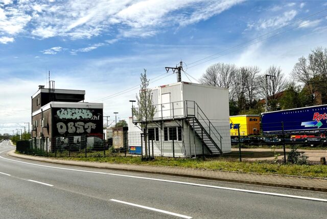 Bahnschienen samt Zaun und Gebäuden an der Ludwig-Erhard-Allee in Recklinghausen.