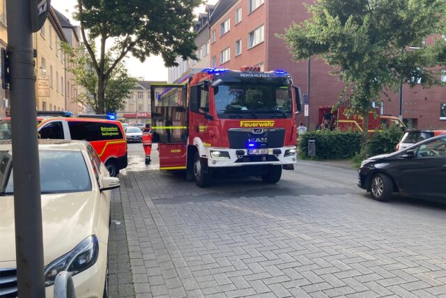 Ein Feuerwehrfahrzeug steht auf der Düppelstraße in Recklinghausen.