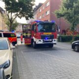 Ein Feuerwehrfahrzeug steht auf der Düppelstraße in Recklinghausen.