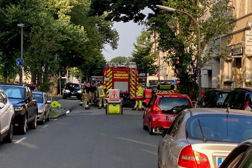 Feuerwehrfahrzeug und Feuerwehrleute stehen auf der Düppelstraße in Recklinghausen. Feuerwehrfahrzeug und Feuerwehrleute stehen auf der Düppelstraße in Recklinghausen.