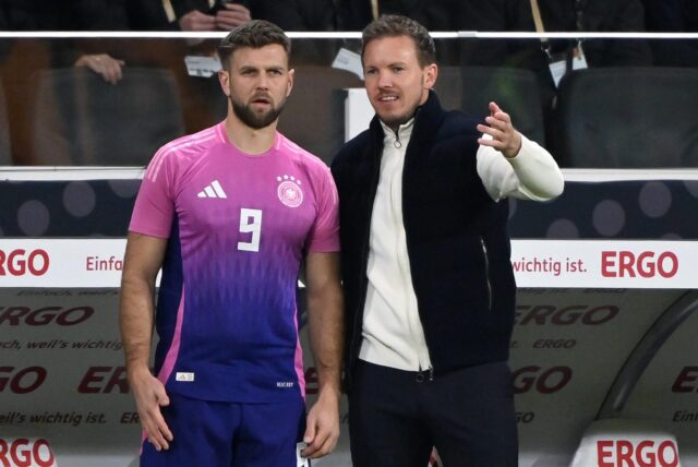 Bundestrainer Julian Nagelsmann gibt BVB-Profi Niclas Füllkrug an der Seitenlinie Anweisungen.