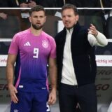 Bundestrainer Julian Nagelsmann gibt BVB-Profi Niclas Füllkrug an der Seitenlinie Anweisungen.