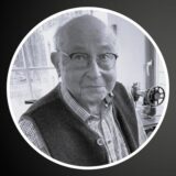 Pfarrer Werner Schröder am Klavier.
