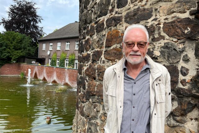 Älterer Mann steht vor dem Siebenteufelsturm.