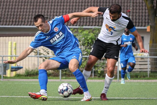 Christian Silaj (l.) im Dribbling.