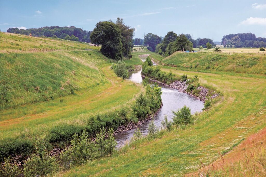 Ansicht des umgebauten Laufs der Emscher bei Castrop-Rauxel.