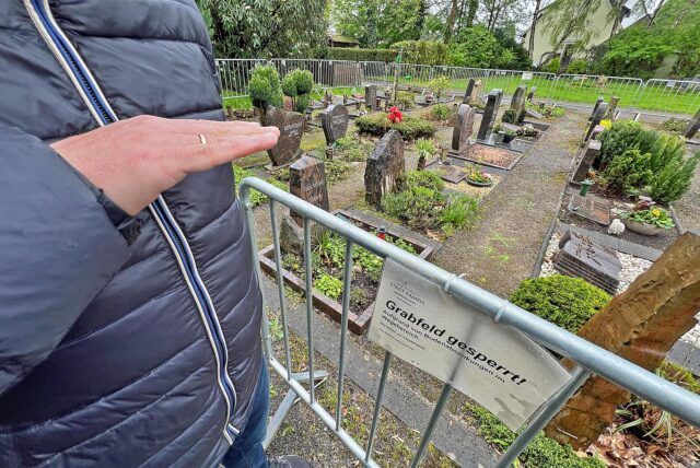 Bis zur Brust im Loch auf dem Friedhof verschwunden. So tief, wie hier angezeigt, sei sie plötzlich in die Tiefe gerutscht, so eine Seniorin aus Kamen.