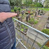 Bis zur Brust im Loch auf dem Friedhof verschwunden. So tief, wie hier angezeigt, sei sie plötzlich in die Tiefe gerutscht, so eine Seniorin aus Kamen.