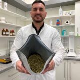 Der Apotheker Rachid Bouylmani hält in einem Laborraum in der Löwen-Apotheke in Recklinghausen einen geöffneten Beutel mit medizinischen Cannabis-Blüten in die Kamera.