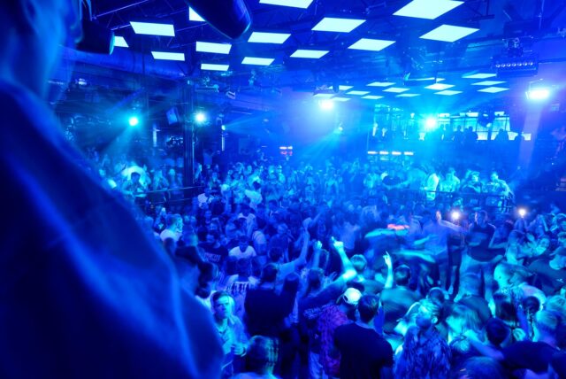 Menschen tanzen in einer Disco.
