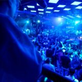 Menschen tanzen in einer Disco.