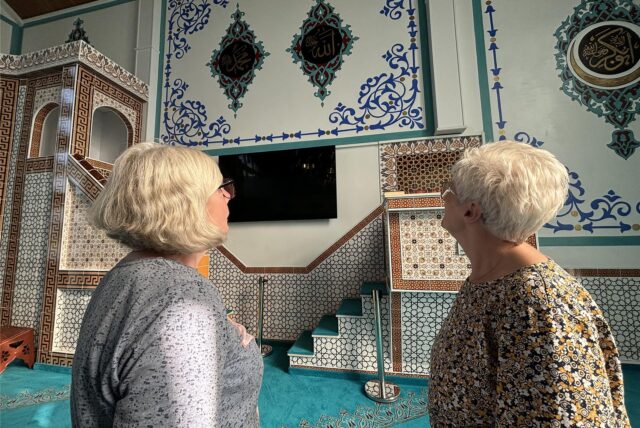 Birgit und Rita sehen sich im Gebetsraum der Ayasofya Moschee in Habinghorst um.