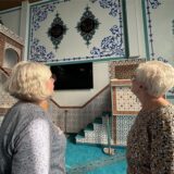 Birgit und Rita sehen sich im Gebetsraum der Ayasofya Moschee in Habinghorst um.