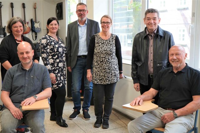 Besucher in den sanierten Schulräumen