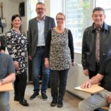 Besucher in den sanierten Schulräumen