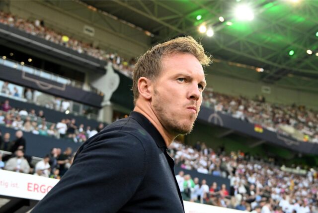 Julian Nagelsmann schaut zur Seite.