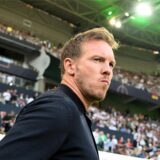 Julian Nagelsmann schaut zur Seite.