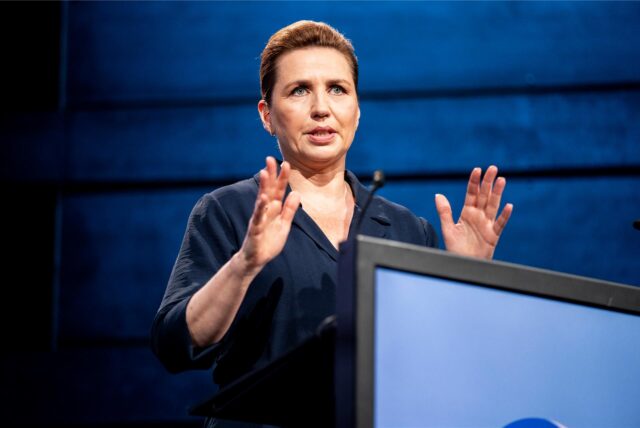 Dänemark Ministerpräsidentin Mette Frederiksen an einem Rednerpult