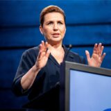 Dänemark Ministerpräsidentin Mette Frederiksen an einem Rednerpult
