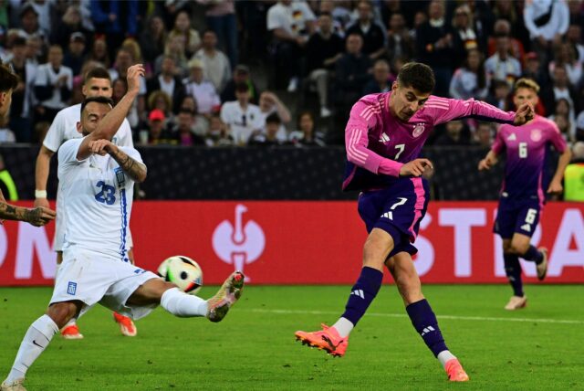 Kai Havertz schießt den Ball aufs Tor.