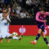 Kai Havertz schießt den Ball aufs Tor.