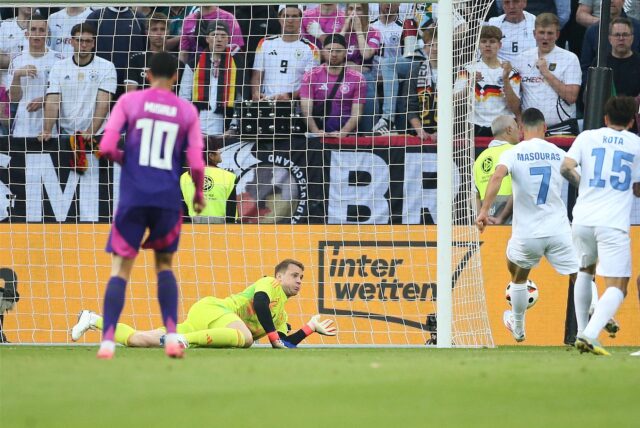 Manuel Neuer schaut dem Ball hinterher.