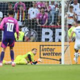 Manuel Neuer schaut dem Ball hinterher.