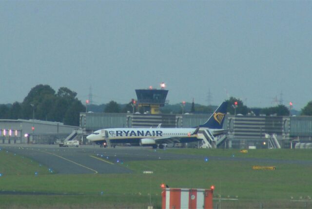 Eine Boeing von Ryanair steht auf dem Rollfeld am Flughafen Dortmund.